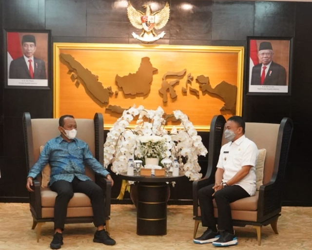 Pertemuan Wali Kota Palu Hadianto Rasyid (kanan) dengan Menteri Investasi Bahlil Lahadalia, di Jakarta, Selasa 25 Mei 2021. Foto: Humas Pemkot Palu