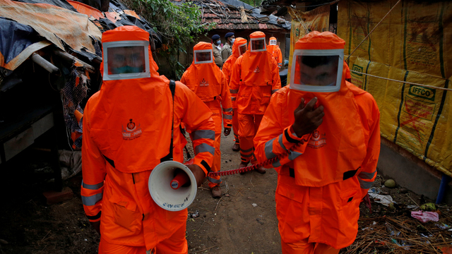 Aksi Petugas Tanggap Bencana Berikan Peringatan Topan Yaas di India. Foto: REUTERS/Rupak De Chowdhuri