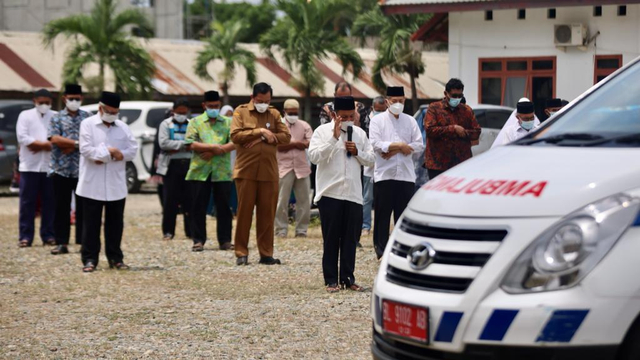 Warga melaksanakan salat jenazah untuk Mantan Gubernur Aceh Prof Syamsuddin Mahmud yang meninggal dunia di RSUDZA Banda Aceh, Sabtu (22/5). Foto: Suparta/acehkini