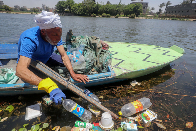 Foto: Aksi Nelayan Bersih-bersih Botol Plastik di Sungai Nil, Mesir (50951)
