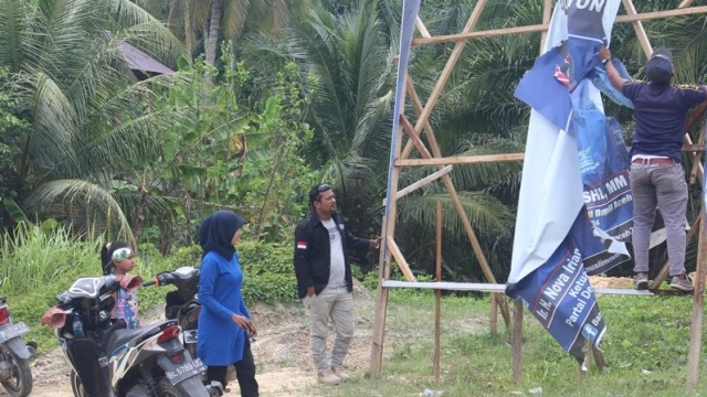 Ilustrasi penurunan APK yang melanggar ketentuan saat Pemilu 2019. Dok. Panwaslih Aceh Tamiang 