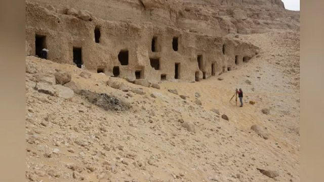 Sekitar 250 makam telah ditemukan di sisi bukit di Gurun Timur Mesir.  Foto: Egyptian Ministry of Antiquities