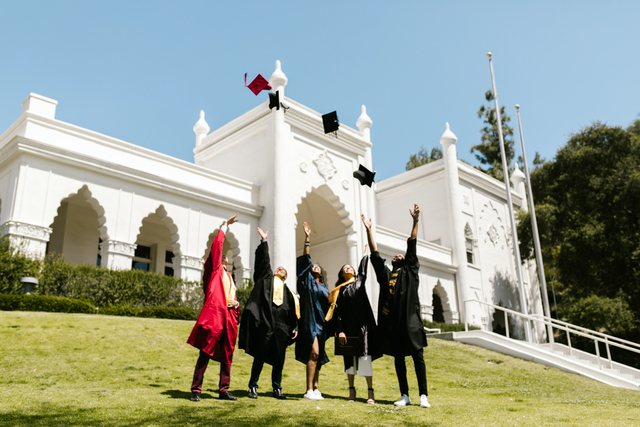 Momen saat perayaan kelulusan wisuda (Sumber Foto: Pexels.com)