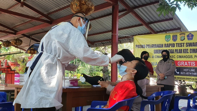 Umat Buddha menjalani tes swab antigen sebelum menjalani ibadah di Vihara Gayatri Depok. Foto: Dok. Istimewa
