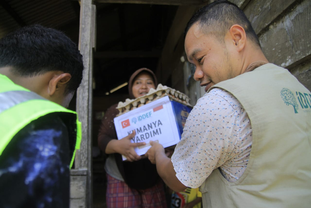 Tim IDDEF menyerahkan paket bantuan kepada warga di Kabupaten Nagan Raya, Aceh, yang bersumber dari sumbangan masyarakat Turki. Foto: Siti Aisyah/acehkini
