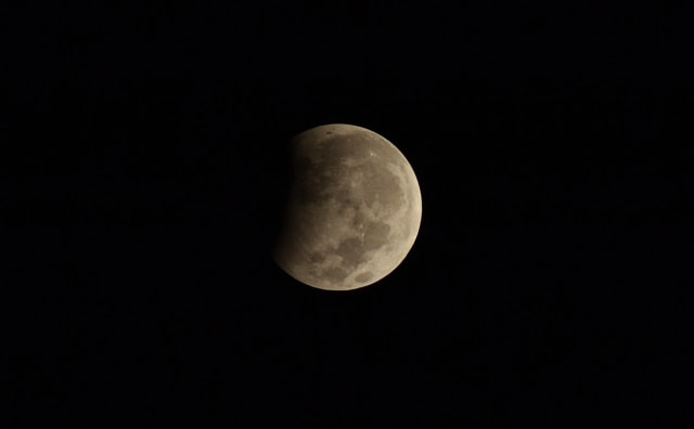 Fase gerhana bulan. Foto: Muhammad Iqbal/kumparan