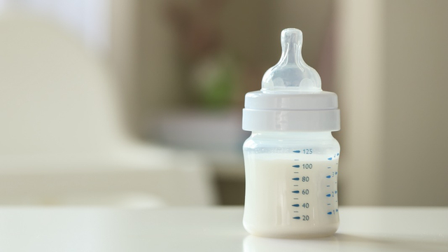 Benarkah Dot Bayi dan Botol Susu Bisa Sebabkan Bingung Puting? Foto: Shutterstock