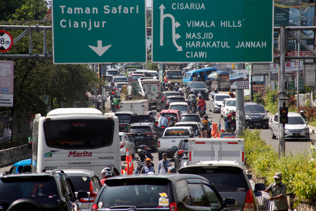 Sejumlah kendaraan memadati jalur wisata Puncak, Cipayung, Kabupaten Bogor, Jawa Barat, Rabu (26/5).  Foto: Yulius Satria Wijaya/ANTARA FOTO
