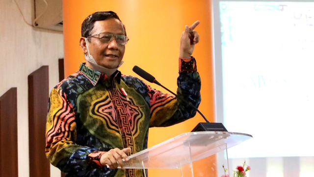 Menkopolhukam Mahfud MD memberi sambutan pada pelantikan Dr. Makmun Murad sebagai Rektor Universitas Muhammadiyah Jakarta (UMJ), Selasa (25/5).  Foto: Kemenkopolhukam