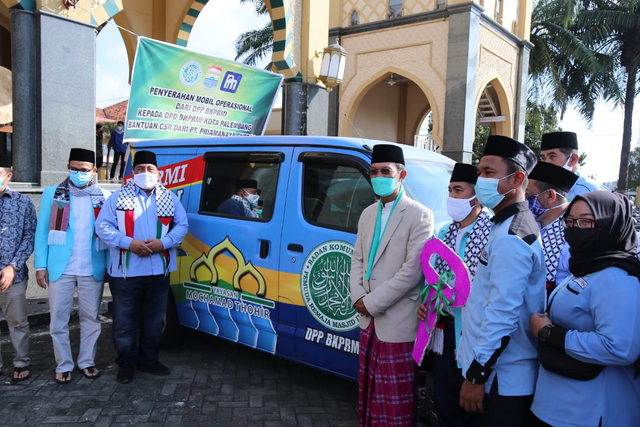 Wali Kota Palembang bersama masyarakat usai menggelar salat gaib. Foto. Istimewa)