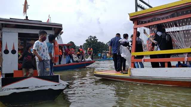 Ikan dan kura-kura dilepaskan di Danau Sipin oleh umat buddha dan Wali Kota Jambi. (Foto: M Sobar Alfahri/Jambikita.id)