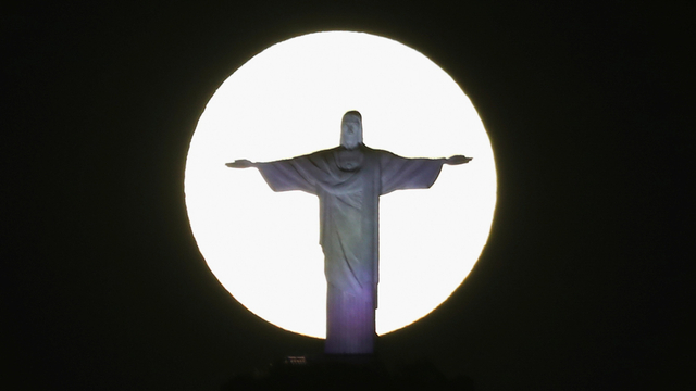 Super Blood Moon di Rio de Janeiro, Brasil (26/5). Foto: PILAR OLIVARES/REUTERS