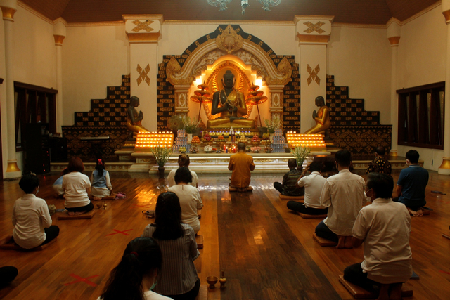 Detik-detik Waisak di Vihara Jayasaccako, Kelurahan Semampir, Kota Kediri. Foto: Rino Hayyu Setyo.