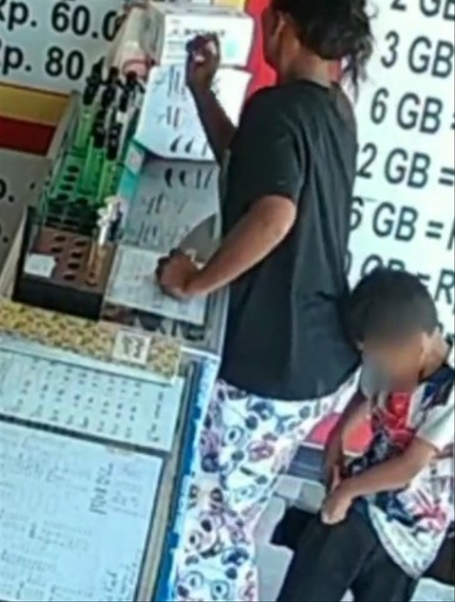 Video Emak-Emak dan Anak Sekongkol Curi Parfum di Konter, Modus Beli Pulsa (394061)