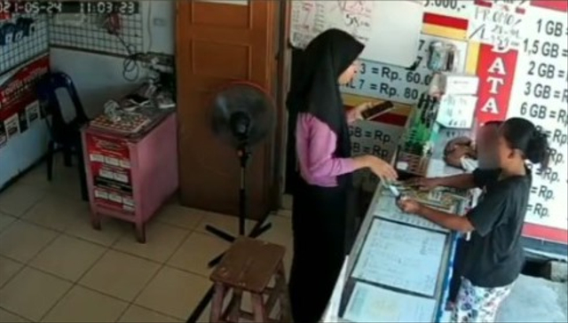 Video Emak-Emak dan Anak Sekongkol Curi Parfum di Konter, Modus Beli Pulsa (394062)