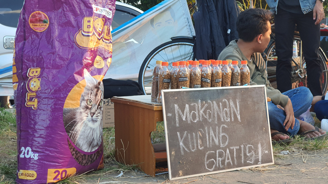 Sekelompok pemuda di Jogja bagikan makanan kucing gratis di Alun-alun Kidul, Rabu (26/5/2021) sore. Foto: Sandra/Tugu Jogja