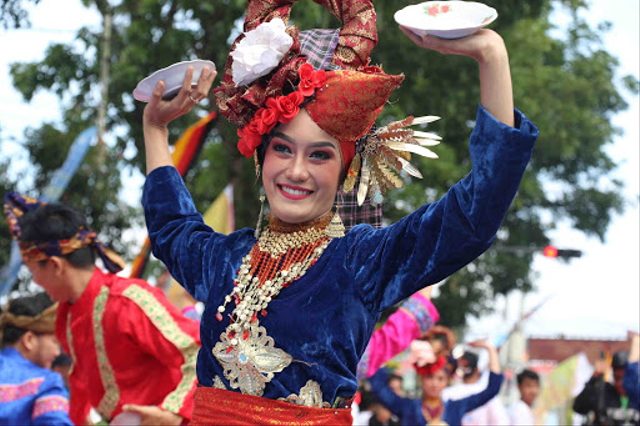 Kesenian Tari Piring berasal Solok Sumatera Barat. Sumber: Encyclopedia DKI Jakarta