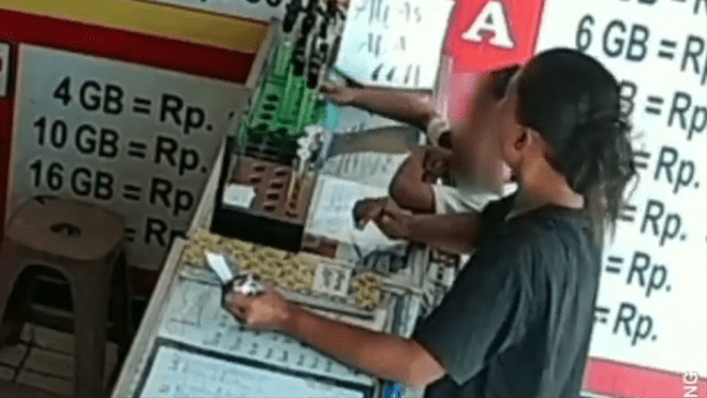 Video Emak-Emak dan Anak Sekongkol Curi Parfum di Konter, Modus Beli Pulsa (394063)
