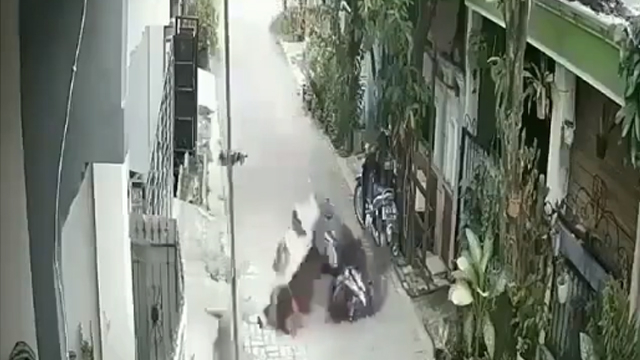 Kasihan! Penjual Tahu Keliling Terjatuh Dikejar Anjing, Dagangannya Kocar-kacir (1)