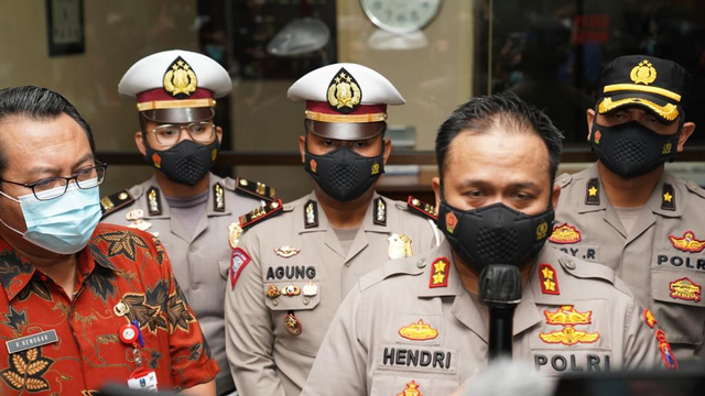 Kapolres Malang AKBP Hendri Umar saat dikonfirmasi terkait wisatawan asal Mojokerto yang tenggelam di Pantai Batu Bengkung, Kabupaten Malang. Foto: Rizal.