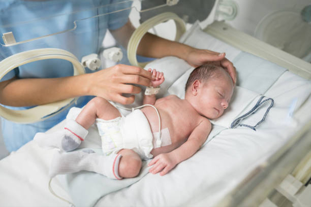 7 Penyakit Ini Bisa Menular ke Bayi Akibat Orang Sembarangan Menciumnya (5907)