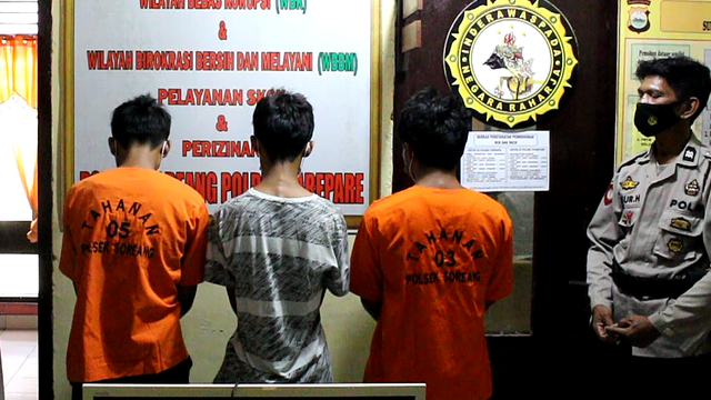 Tiga pelaku pencurian diamankan di Mapolsek Soreang, Parepare, Sulawesi Selatan. Foto: Dok. Polsek Soreang
