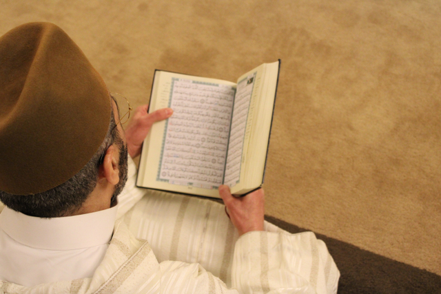 Ilustrasi seorang muslim mengamalkan sunah Nabi yakni membaca Alquran. Sumber: Unsplash.com - Rachid Oucharia