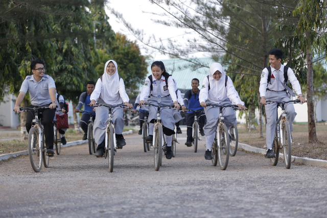 Siswa dan siswi mengendarai sepeda menuju sekolah mereka. Foto: Istimewa