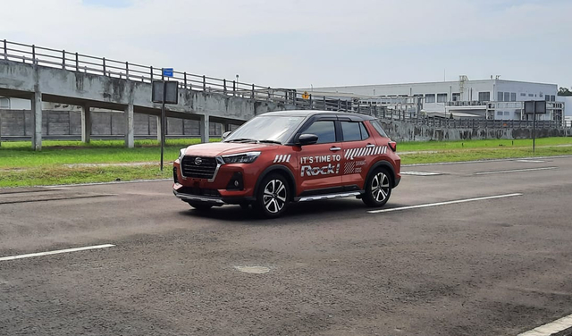 Catatan Kami Setelah Menjajal Daihatsu Rocky di Lintasan Sirkuit (52600)