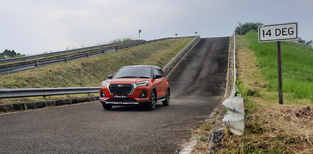 Catatan Kami Setelah Menjajal Daihatsu Rocky di Lintasan Sirkuit (52604)