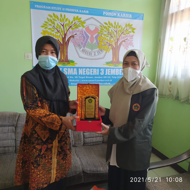 Kegiatan KKN mahasiswa Prodi S1 Fisioterapi ITSK RS Dr Soepraoen di berbagai daerah di Jawa Timur. Foto: dok