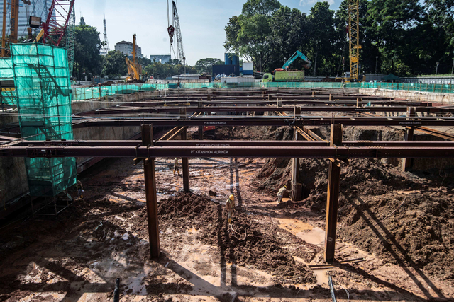 Pekerja menyelesaikan pekerjaan proyek pembangunan MRT Jakarta Fase II di kawasan MH Thamrin, Jakarta, Kamis (27/5/2021). Foto: Muhammad Adimaja/Antara Foto