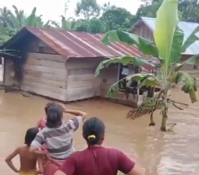 Rumah yang hanyut terseret banjir di Musi Rawas, Sumsel. (foto: istimewa)