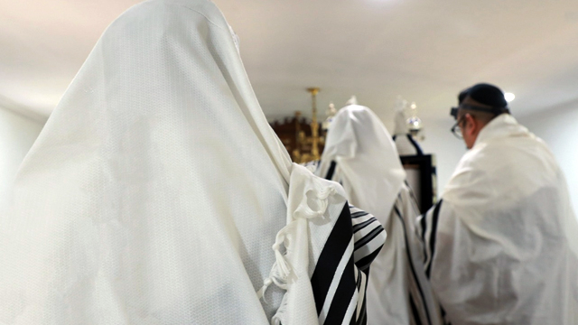 Suasana ibadah Agama Yahudi (Judaism) di Sinagoge yang ada di Tondano, Kabupaten Minahasa, Sulawesi Utara. (foto: istimewa)