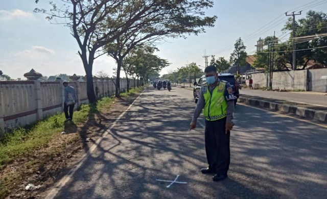 Petugas menunjukkan lokasi kejadian kecelakaan tunggal yang menewaskan 2 orang gadis di Jalan Raya Mundu, Desa Citemu, Kabupaten Cirebon. (Juan)