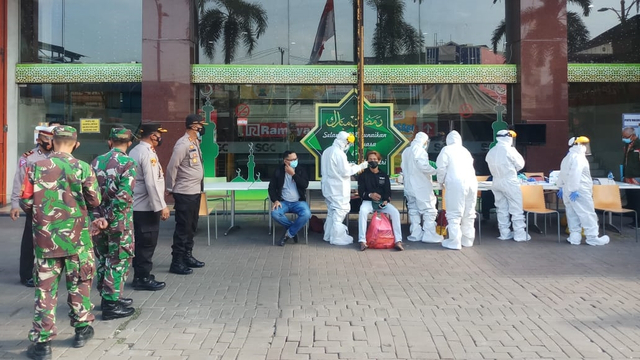 Swab antigen bagi karyawan dan pegawai toko Mall SGC Jl RE Marta Dinata Cikarang Kota Kec Cikarang Utara Kab Bekasi. Foto: Polsek Cikarang