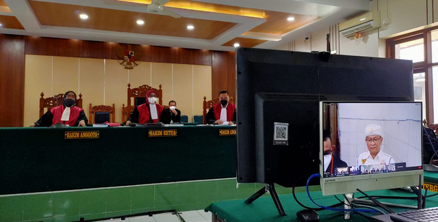 Ketum GNPK RI Basri Budi Utomo menjalani sidang perdana kasus dugaan pencemaran nama baik Dandim 0712 Tegal di Pengadilan Negeri (PN) Kota Tegal secara virtual, Kamis (27/5/2021). (setyadi/panturapost.com)