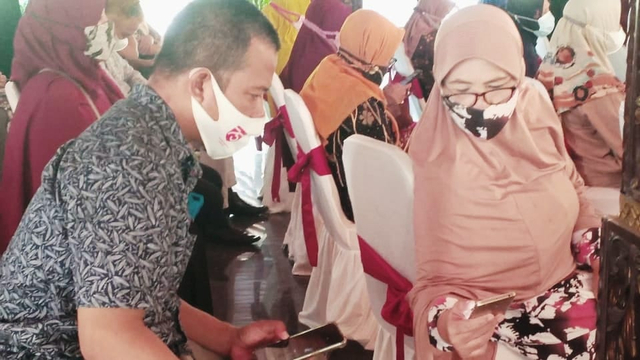 Pelaku UMKM saat ikuti pelatihan berjualan di pasar global melalui digital yang digelar Layanan Pengadaan Secara Elektronik (LPSE) Kabupaten Brebes. (foto: istimewa) 