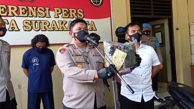 Kapolresta Solo Kombes Pol Ade Safri Simanjuntak menunjukkan barang bukti dalam kasus pemukulan polisi saat operasi yustisi 