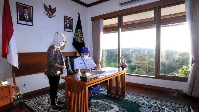 Menparekraf Sandiaga Uno saat bekerja dari Bali. Foto: ANTARA FOTO/Fikri Yusuf