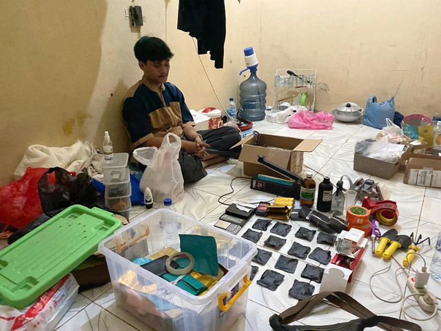 Satres Narkoba Polres Jaksel amankan seorang pria terkait pembuatan tembakau sintetis di Pandeglang, Banten.  Foto: Dok. Istimewa