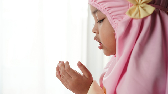 Cara Menjelaskan Cara Berdoa yang Baik dan Benar pada Anak Foto: Shutterstock
