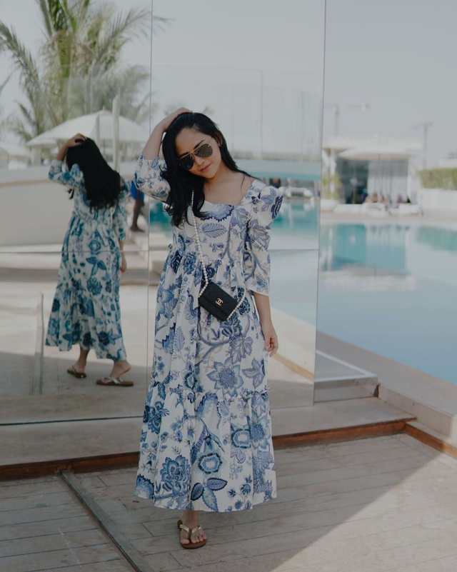 Mengenakan dress berwarna biru dan putih, Rachel Vennya tampil stylish ketika berlibur di Dubai. Foto: Instagram @rachelvennya