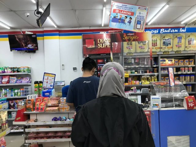 Pembeli di Batam mengantre di kasir, di tengah seruan aksi boikot produk Indomaret.
