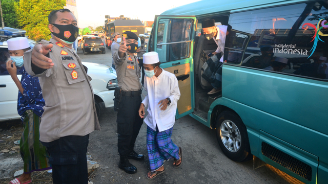 Petugas kepolisian menurunkan wisatawan yang hendak masuk menuju Kota Kudus di jalan jalur pantura Jati, Kudus, Jawa Tengah, Rabu (26/5/2021). Foto: Yusuf Nugroho/ANTARA FOTO