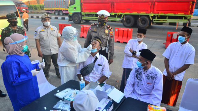 Petugas melakukan pemeriksaan tes Antigen COVID-19 kepada wisatawan yang hendak masuk menuju Kota Kudus di jalan jalur pantura, Jati, Kudus, Jawa Tengah, Rabu (26/5/2021). Foto: Yusuf Nugroho/ANTARA FOTO