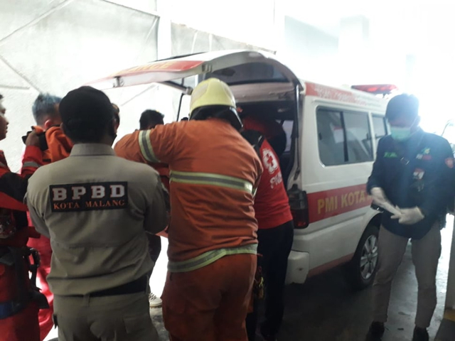 Petugas PMK Kota Malang tengah melakukan evakuasi korban terjepit lift di Hotel di daerah Malang, pada Jumat (28/5/2021). Foto: TRC