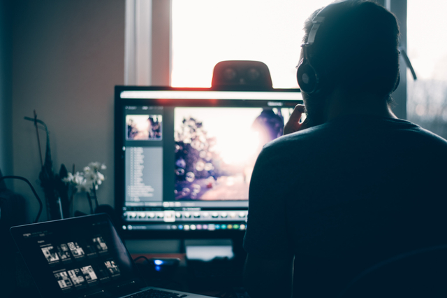 Ilustrasi edit video PC. Foto: Glenn Carstens-Peters via Unsplash