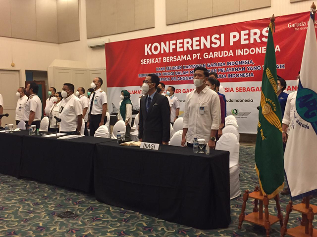 Konferensi pers Serikat Bersama PT Garuda Indonesia menyikapi opsi pensiun dini dari perusahaan, Jumat (28/5). Foto: Muhammad Darisman/kumparan