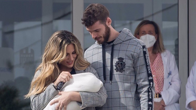 David De Gea bersama Edurne ketika keluar dari rumah sakit selepas menjalani proses kelahiran anak pertama bernama Yanay. (Foto: Instagram @edurne)